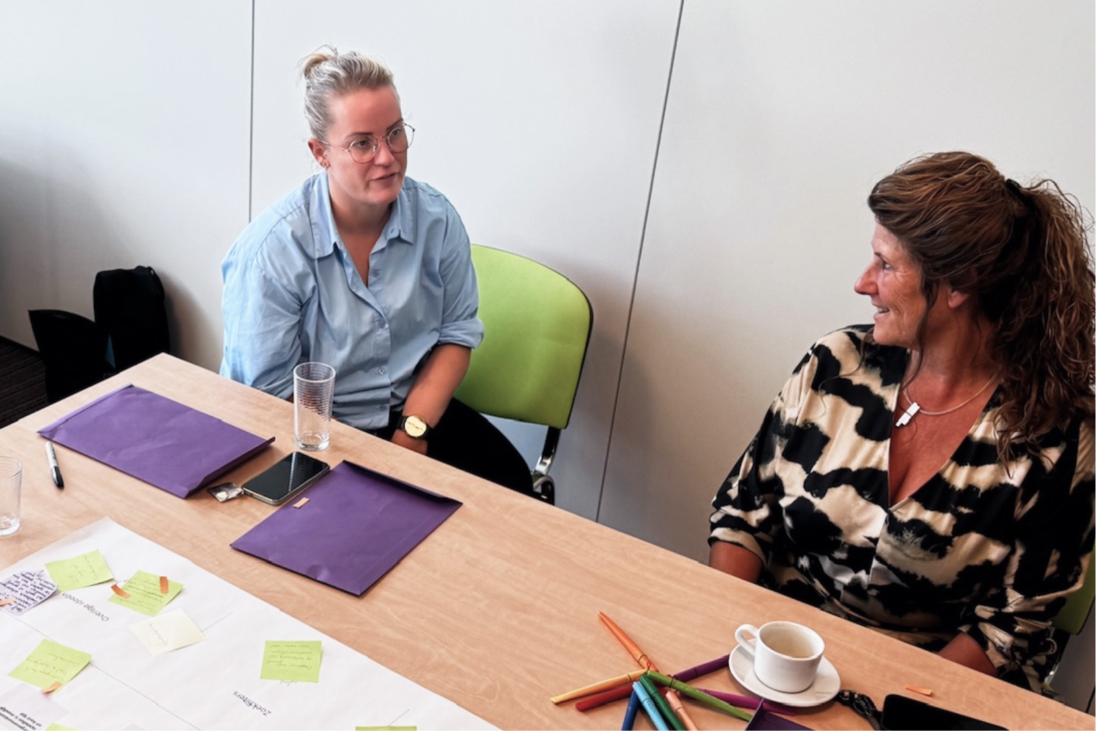 Twee deelnemers in gesprek tijdens een co-creatieworkshop